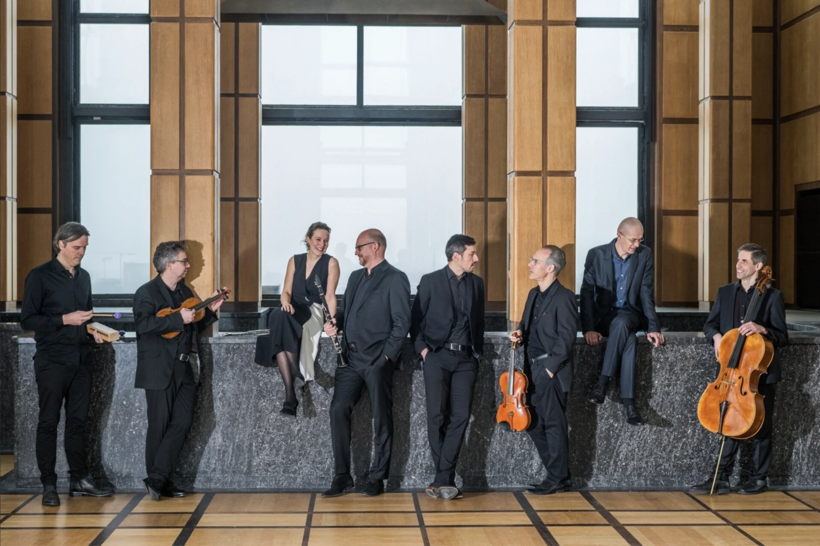 Het Spectra Ensemble staat met hun instrumenten in de hand op de foto